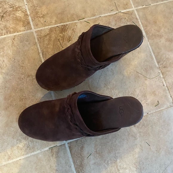 UGG chocolate color slip on heals - Picture 4 of 5